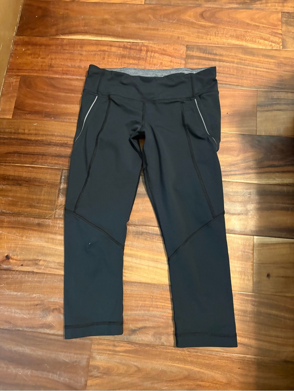 lululemon Black Athletic Set Size 6 Sports Bra & Cropped Leggings (0790) - Picture 6 of 9